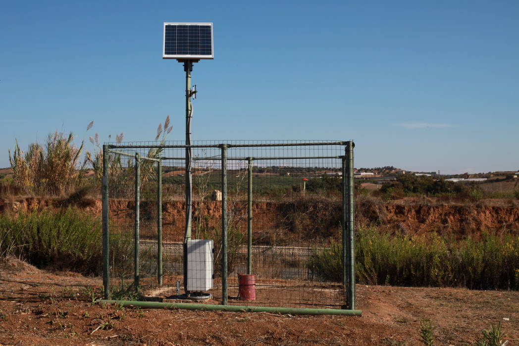 Stazione autonoma di misura di parametri fisici e chimici, alimentata tramite moduli fotovoltaici.